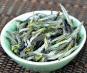白茶一畝地能產多少斤？